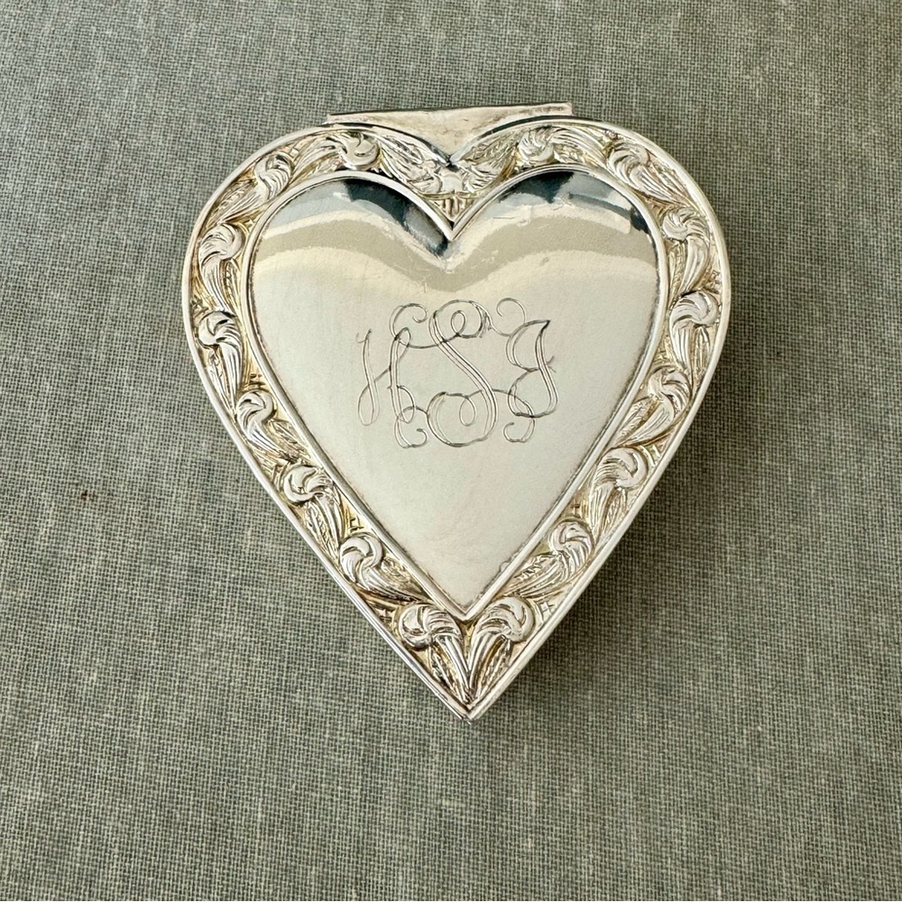 REED & BARTON Vintage Silverplated Trinket Heart Box Engraved “HSJ” or “HJS” - Picture 4 of 14